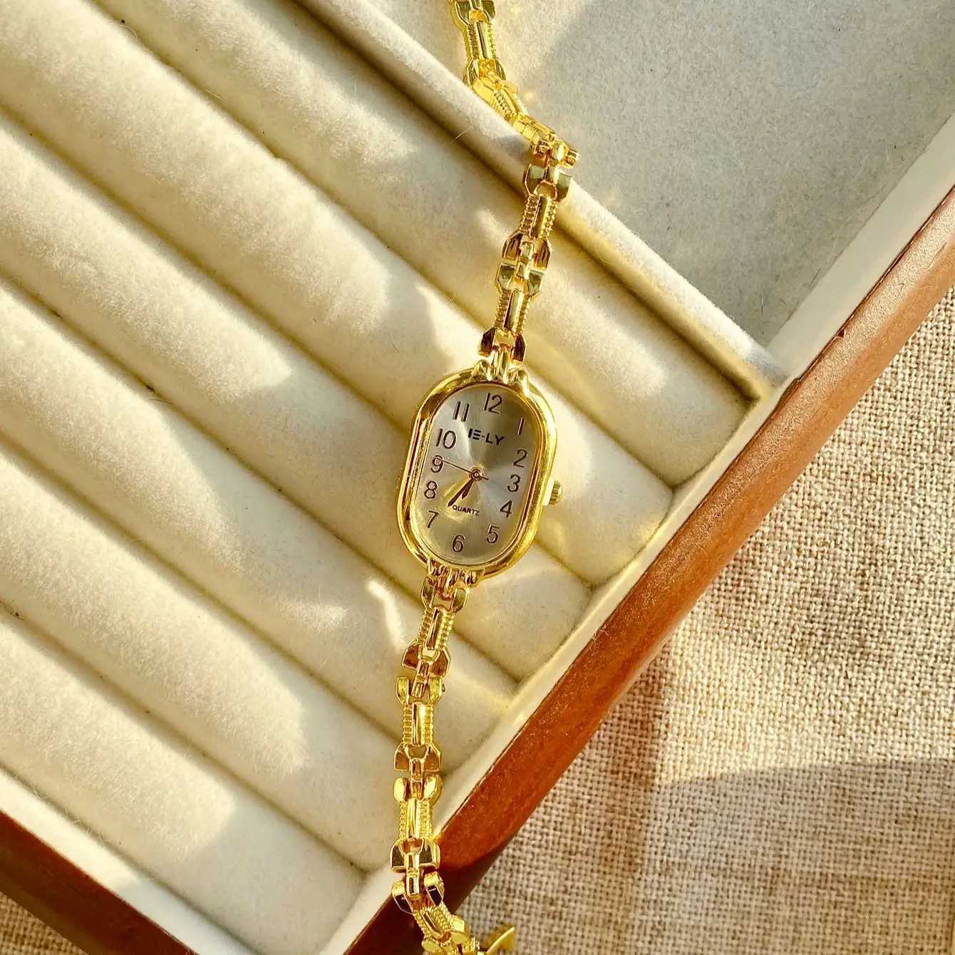 Golden Digital Dial Fashion Luxurious Zircon Retro Style Suitable for Everyday Versatile Birtay PartyXJ250304
