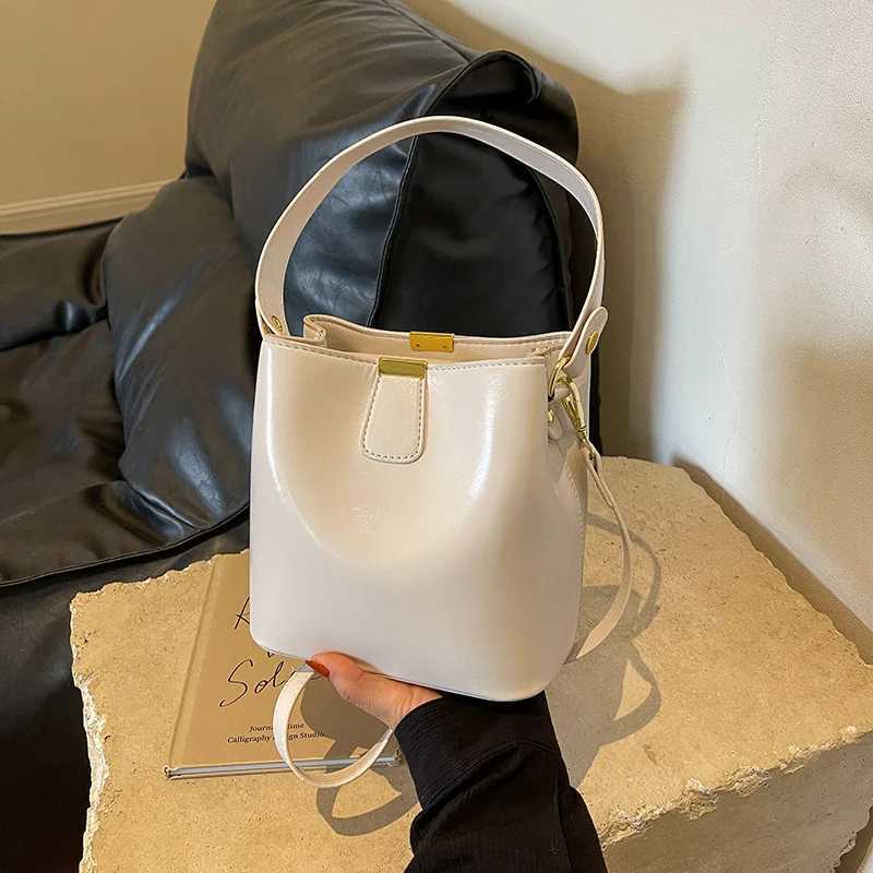 Bags for Women Korean Versatile Bucket Bag 2024 New Large Capacity Crossbody Pouch Luxurious Red Bride Wedding Handbags Z250303