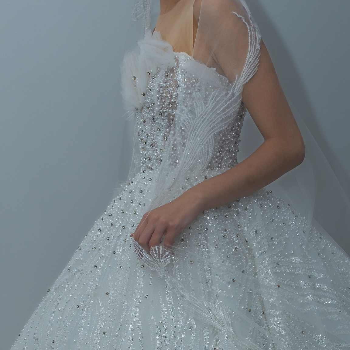 Graceful Wedding Dresses Ball Gown Lace Crystal Appliques Beads with Bling Sequins Floor-Length Court Gown Customized Bridal Gowns Vestidos De Novia