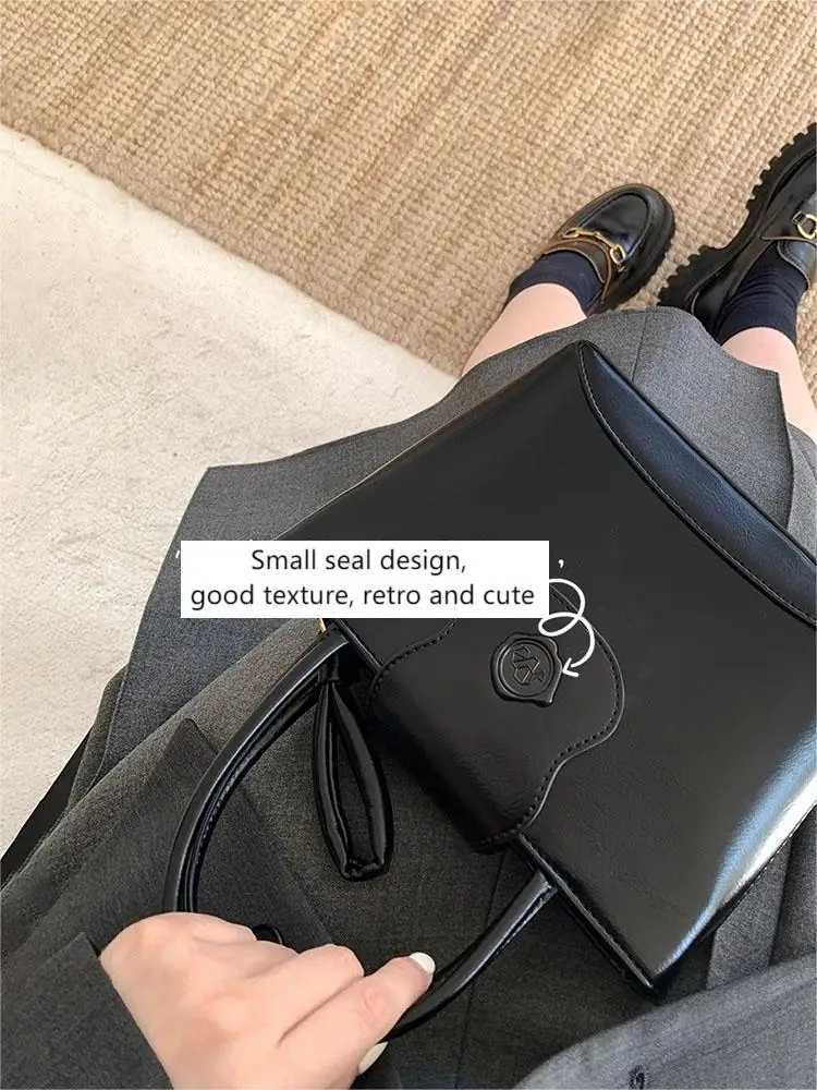 Vintage Womens Red Bag Simple Solid Exquisite Seal Design Female Shoulder Crossbody Bags New Daily Commuter Handbags For Work Z250303