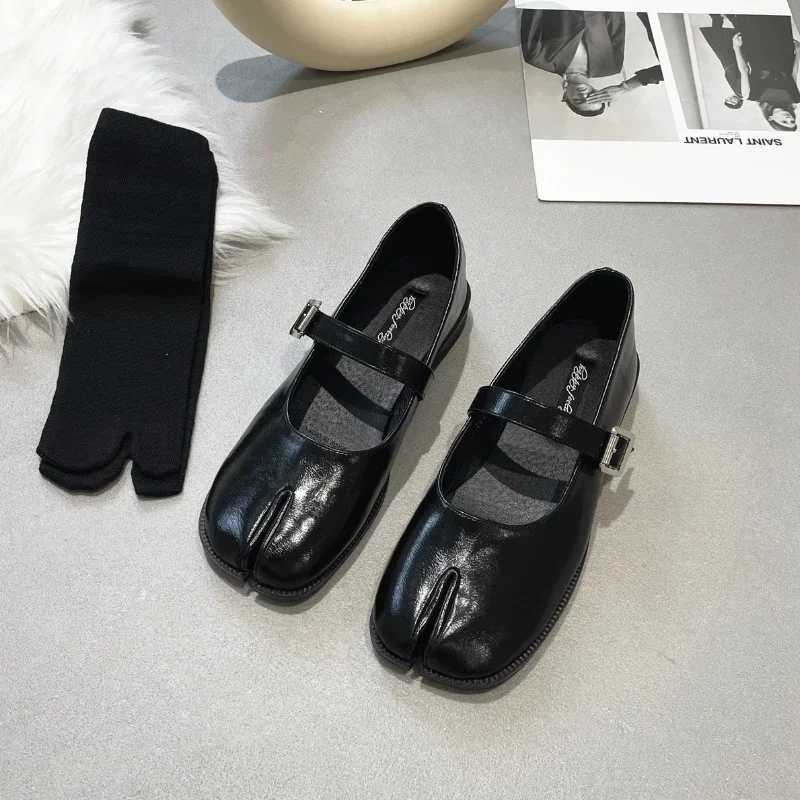 Novelty Split Toe flat shoes with quality leather mary janes Japanese style trotters flats ankle white Tabi ninja loafers white Y250303