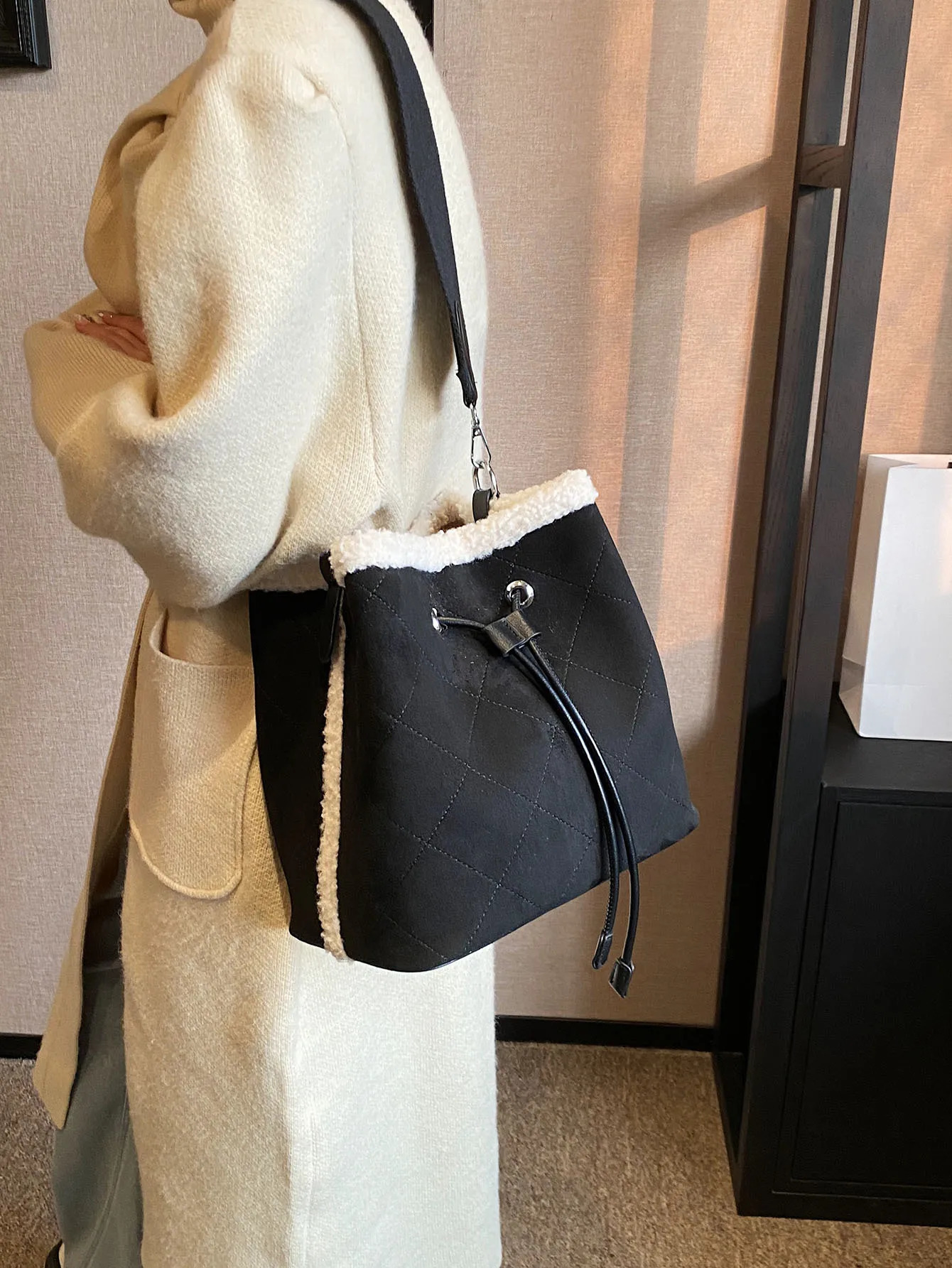 Lamb Fur Suede Drawstring Bucket Bag Large Capacity Womens Wide Shoulder Strap Light Crossbody Bags 250303