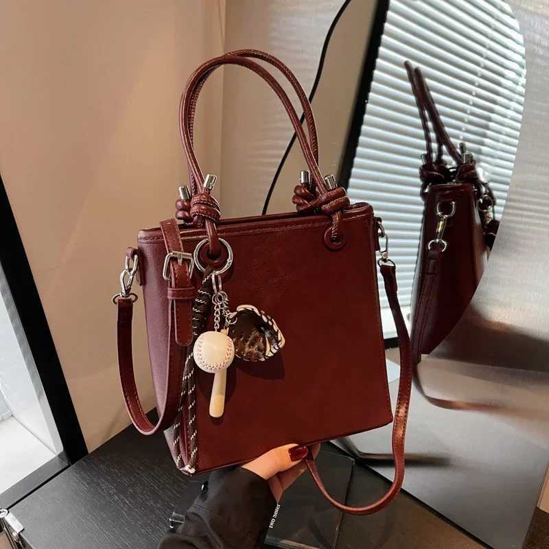 Zipper Solid Color PU Retro Shoulder Bag Trendy Versatile Hand-held Womens Niche Design Commuting Bucket Crossbody Bag Y250303