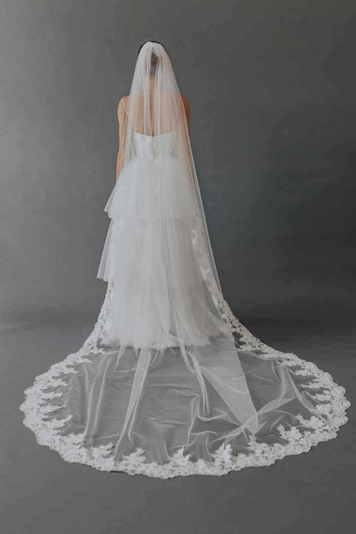Luxurious 3Meters White Ivory Wedding Veils with 3D floral appliques Long Lace Edge Bridal Head Veil with Comb For Marriage Bride Women's Accesso