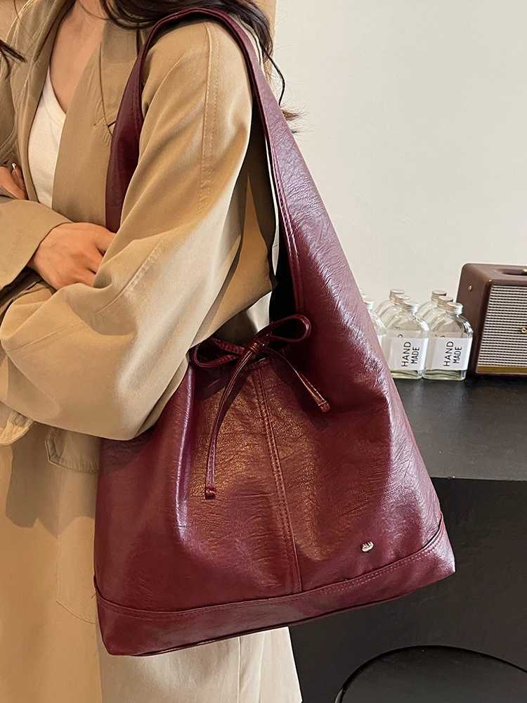 High-Grade Sense Red Shoulder Bags Women Solid Color Large Capacity Soft Leather Handbags Lady Fashion Underarm Bag Z250303