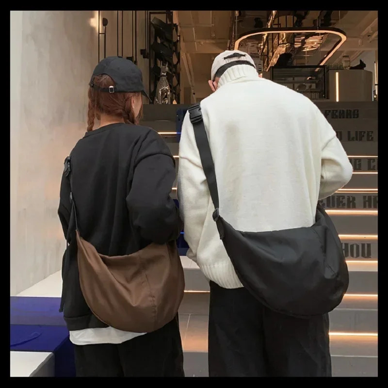 Mens and womens shoulder bag leisure student bag high quality Oxford womens messenger bag waterproof outdoor fitness bag 250303