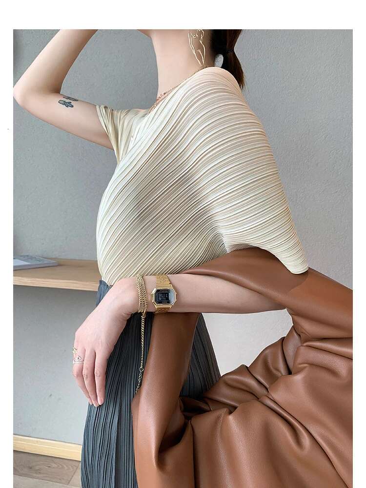 Miyake Pleated Designer Clothes 2022 New Summer Korean High Fashion Women V-Neck Chiffon T-Shirt Bat Sleeve Tops