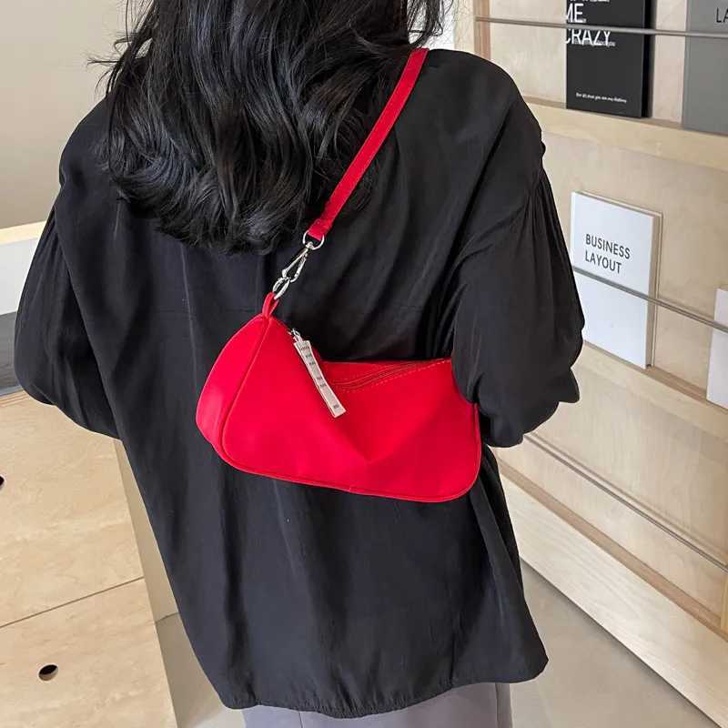 Red Nylon Fabric Crossbody Bag New Womens Zipper Closure Eye Catching Shoulder Bags Simple Versatile Ladies Commuting Handbag Z250303