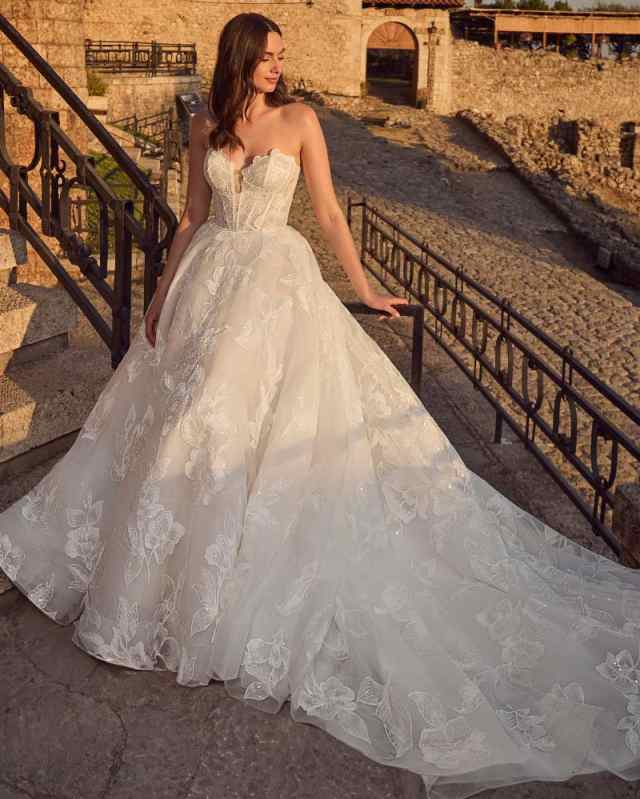 2025 New Fashion Graceful A Line Wedding Dresses With Strapless Lace Appliques Beads Lace Bling Sequins Bridal Gowns Special Occasion Sweep Train Vest