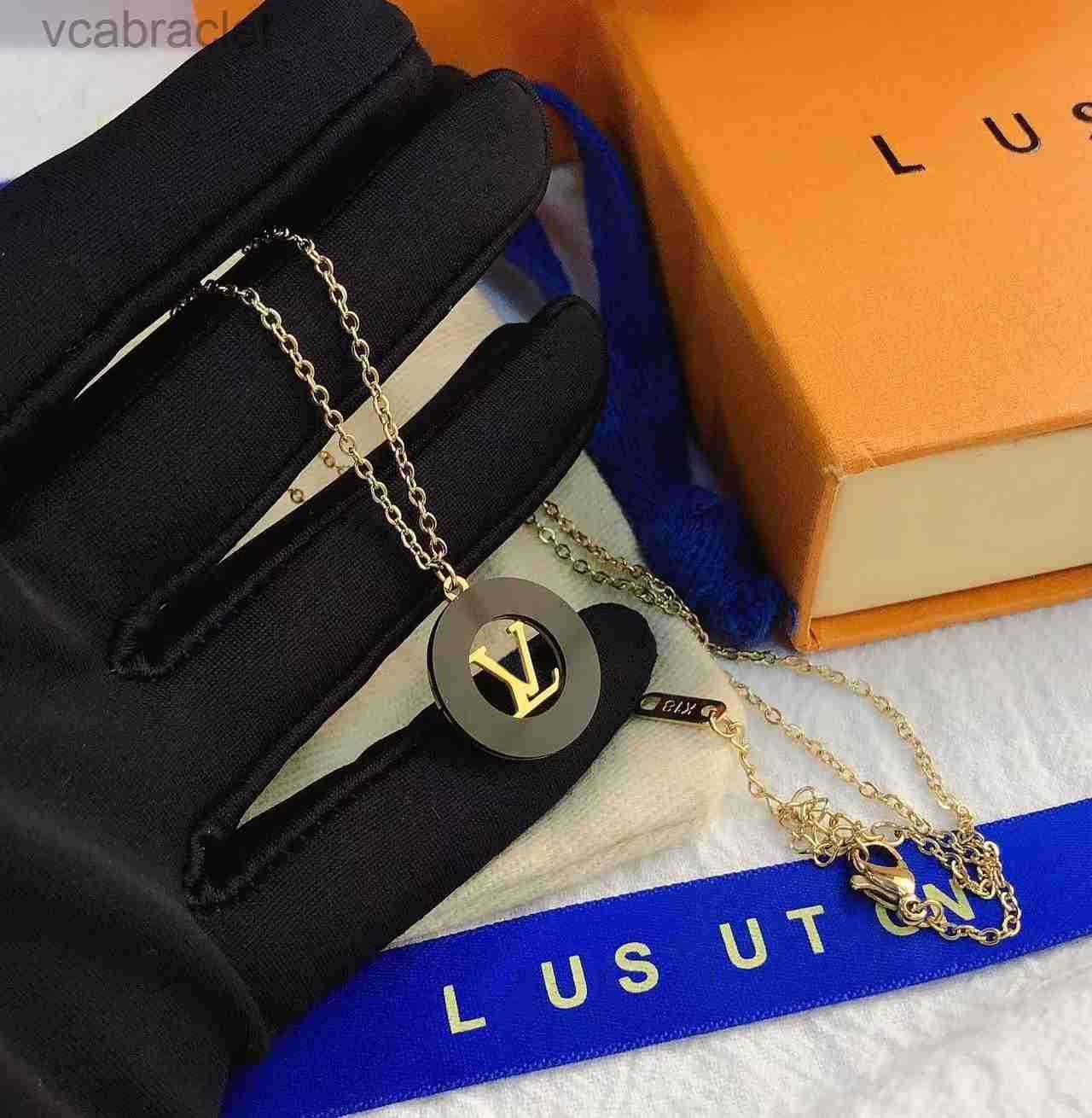 Luxury Brand V Pendant necklaces designer necklace With Single Diamond Simple clover necklace Women moissanite chain Wholesale
