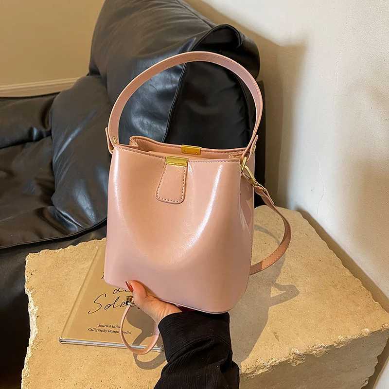Bags for Women Korean Versatile Bucket Bag 2024 New Large Capacity Crossbody Pouch Luxurious Red Bride Wedding Handbags Z250303