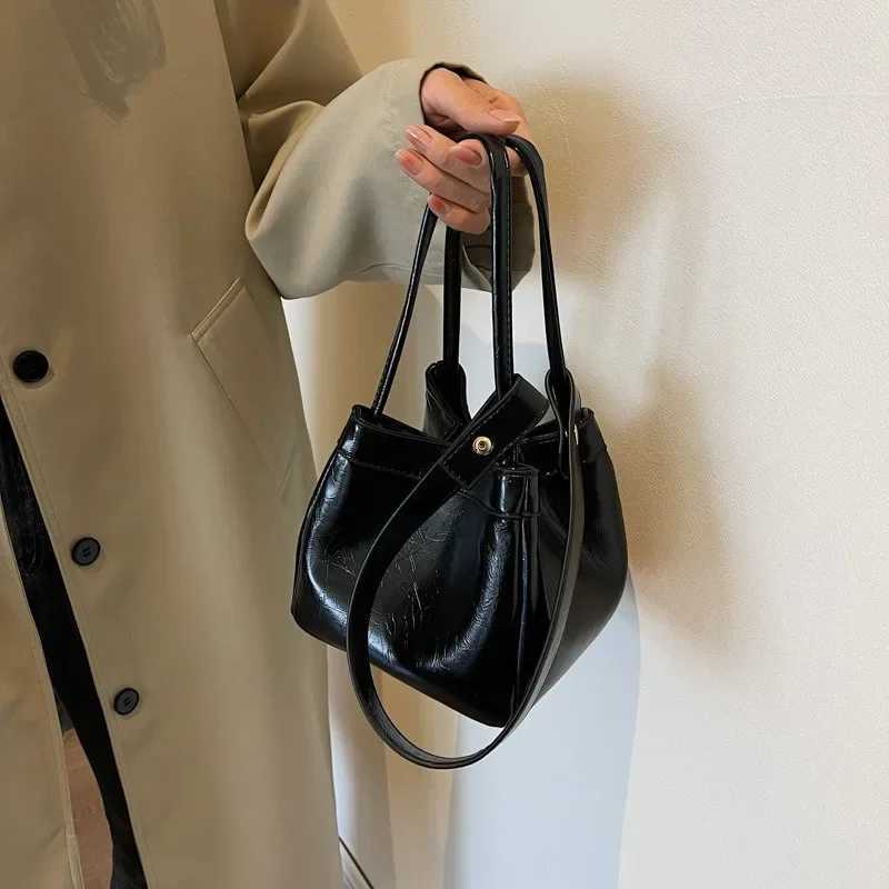 Design Sense Red Women New 2024 Fashion Texture Shoulder Bag Popular Hand Tote Bags for Women Z250303