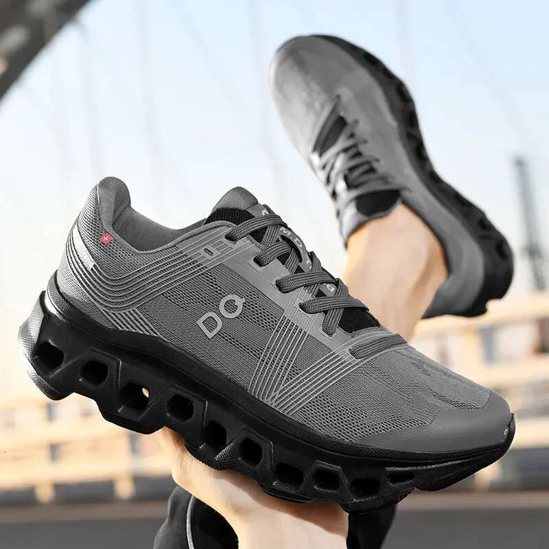 Trendy and Comfortable Casual Sports Sho es: Fashionable Soft-Sole Walking Fo otwear