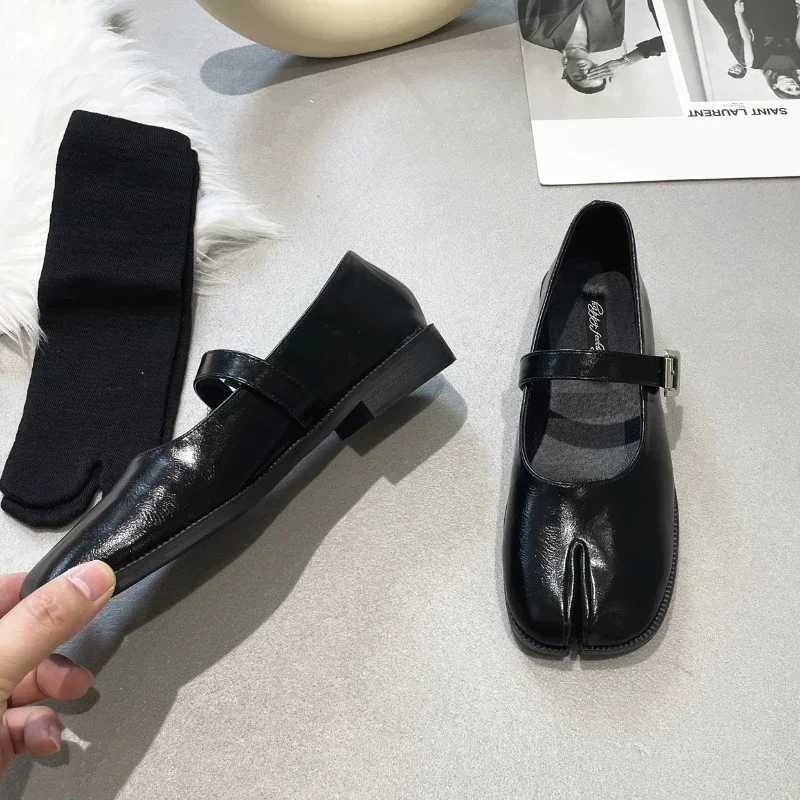 Novelty Split Toe flat shoes with quality leather mary janes Japanese style trotters flats ankle white Tabi ninja loafers white Y250303