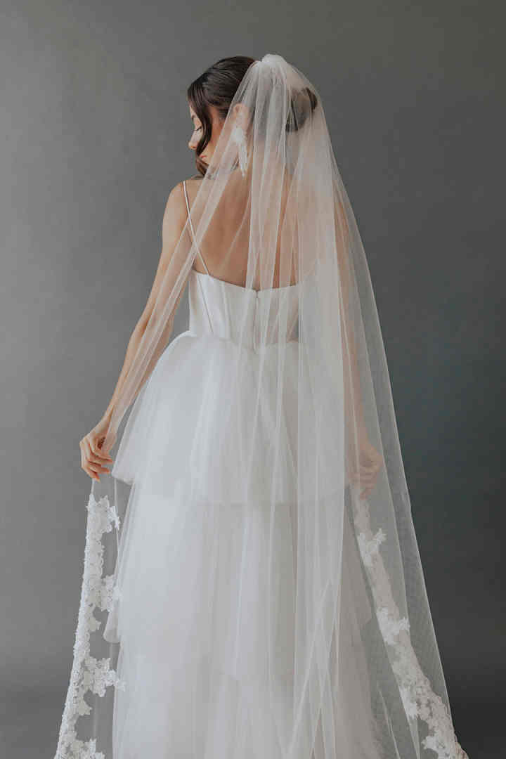 Luxurious 3Meters White Ivory Wedding Veils with 3D floral appliques Long Lace Edge Bridal Head Veil with Comb For Marriage Bride Women's Accesso