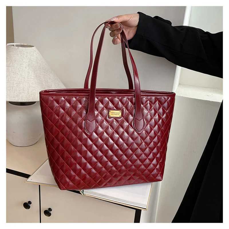High End Wine Red Large Capacity Plaid Shoulder Bag 2025 New Womens Zipper Armpit Bags Elegant Versatile Ladies Commute Handbag Z250303