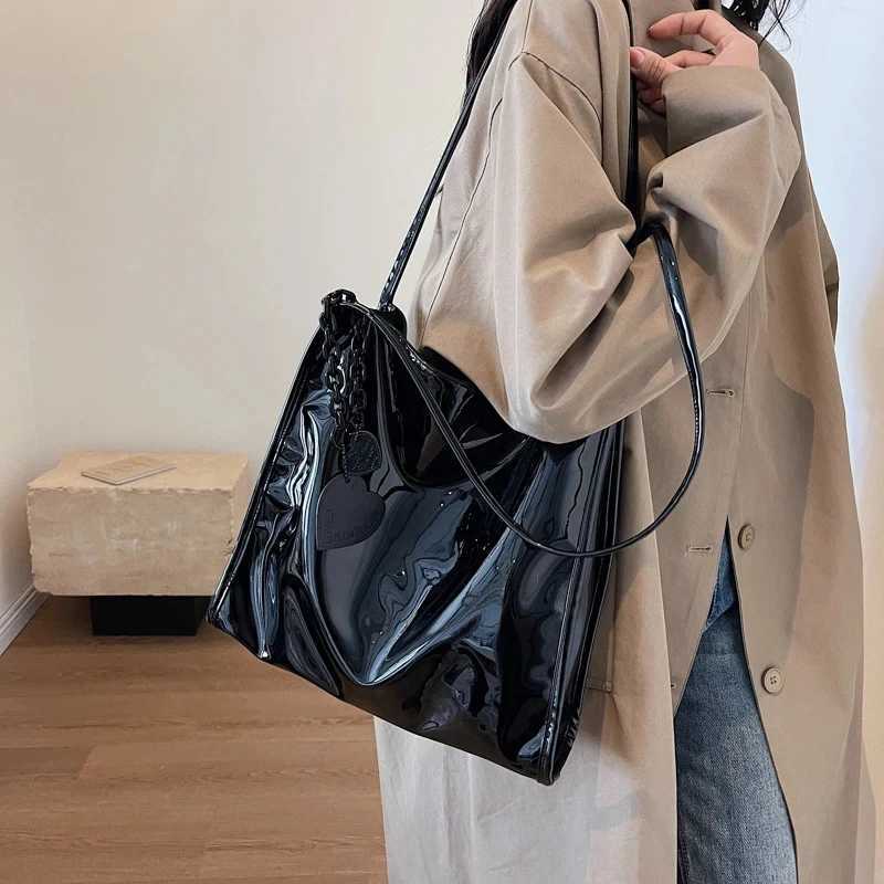 Red Patent Leather Large Capacity Tote Bag Classic Texture Shoulder Underarm Bag Lady 2024 Fall Winter New Fashion Commuter Pack Z250303