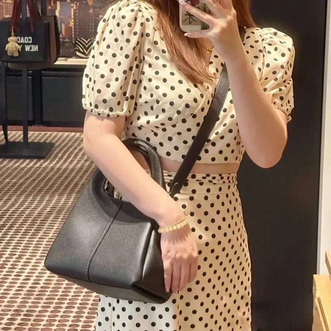 2025 P Ins Hot Fashion Women Designer Handbag High Quality Large Casual Retro Tote Bag