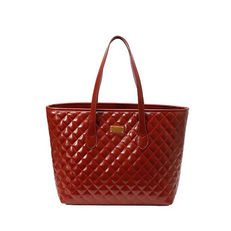 High End Wine Red Large Capacity Plaid Shoulder Bag 2025 New Womens Zipper Armpit Bags Elegant Versatile Ladies Commute Handbag Z250303