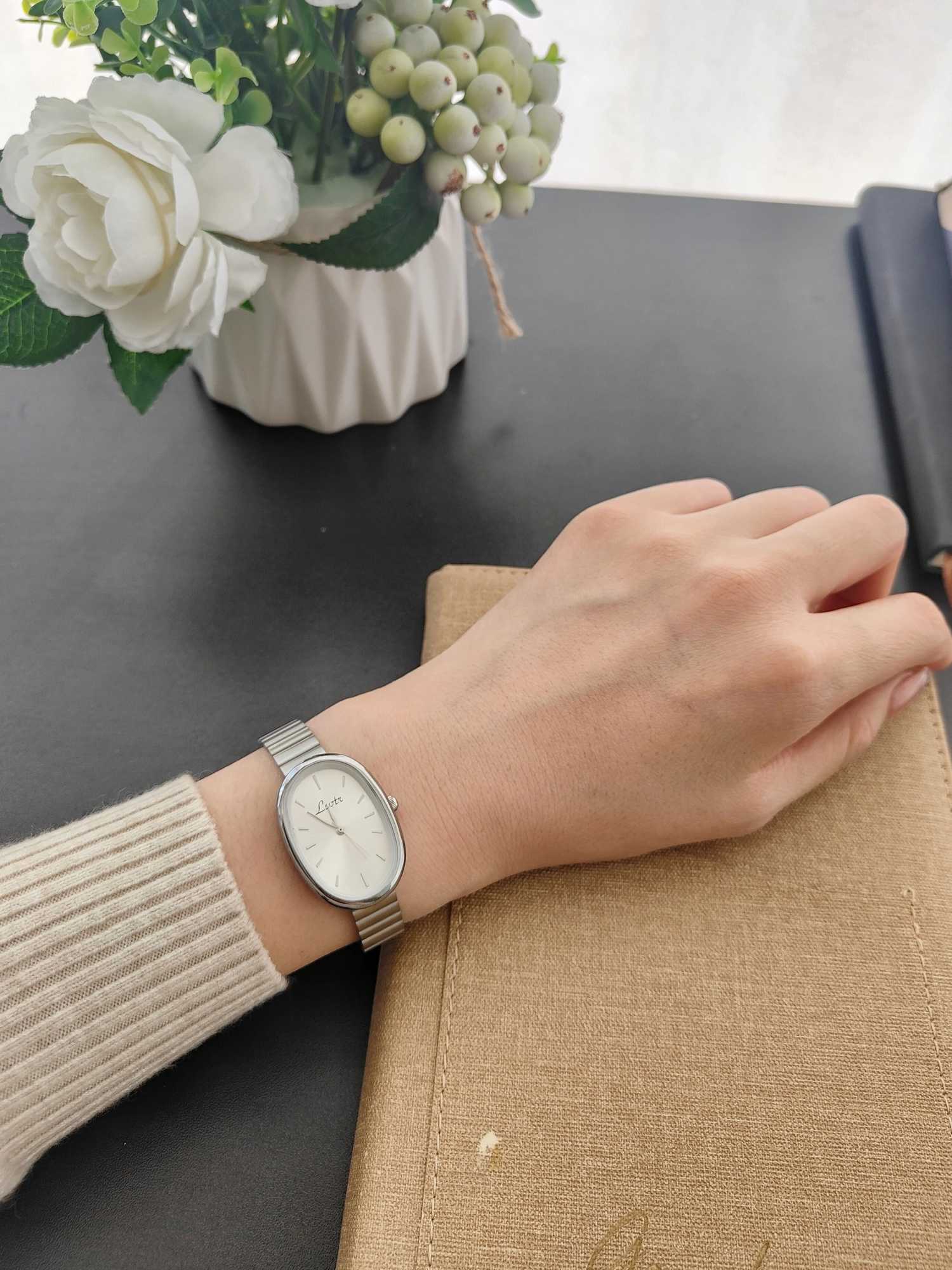 1 new fashionable gold bracelet for women retro luxury fashion simple elegance acceptable luxury elegant version womens quartzXJ250304