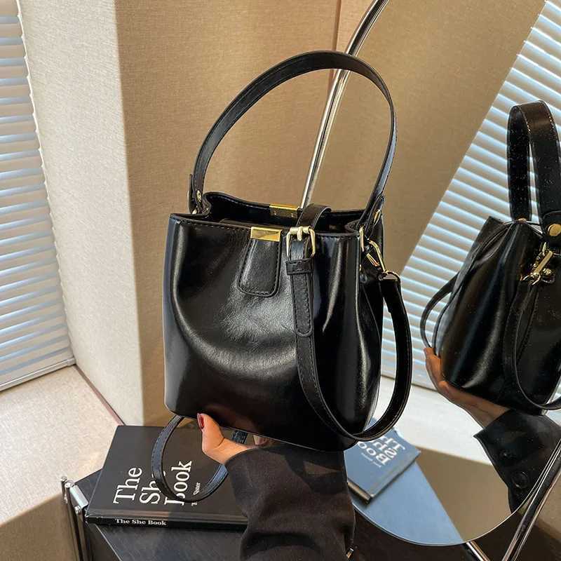 Bags for Women Korean Versatile Bucket Bag 2024 New Large Capacity Crossbody Pouch Luxurious Red Bride Wedding Handbags Z250303