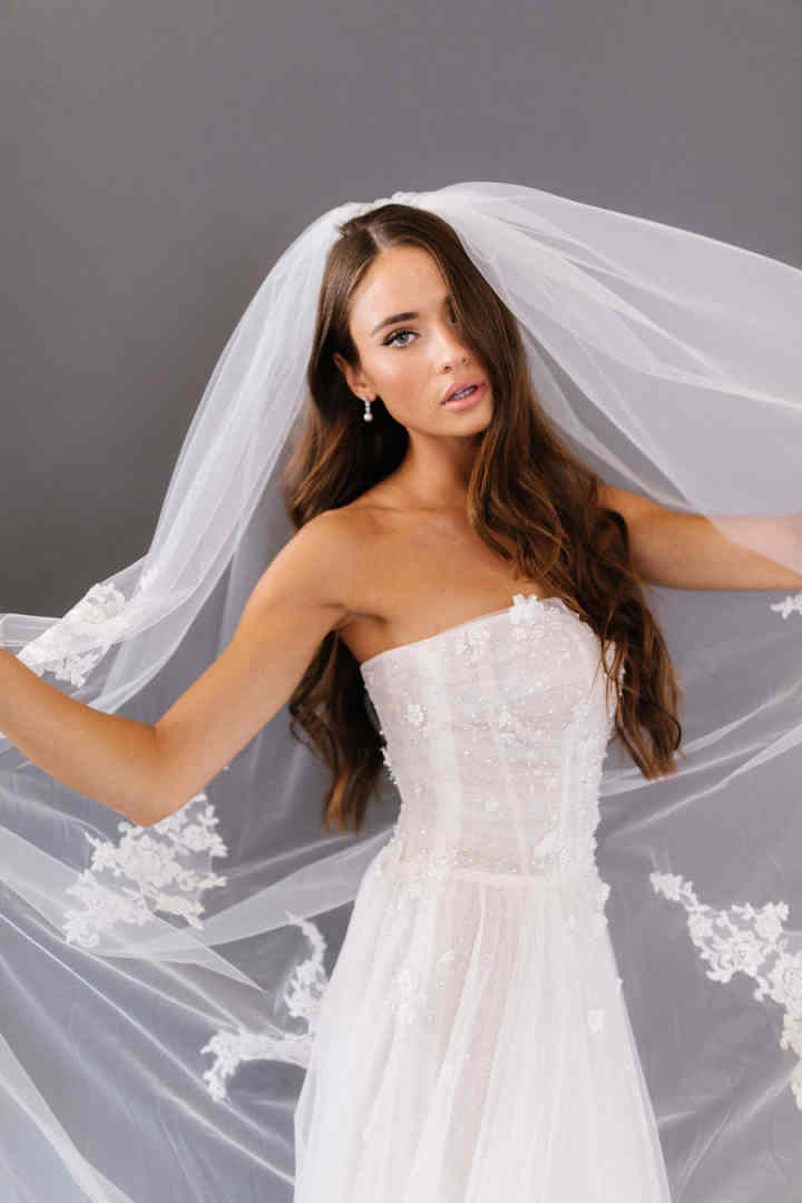 Graceful 3Meters White Ivory Wedding Veils with Appliques Long Lace Edge Bridal Head Veil with Comb For Marriage Bride Women's Accessories Custom