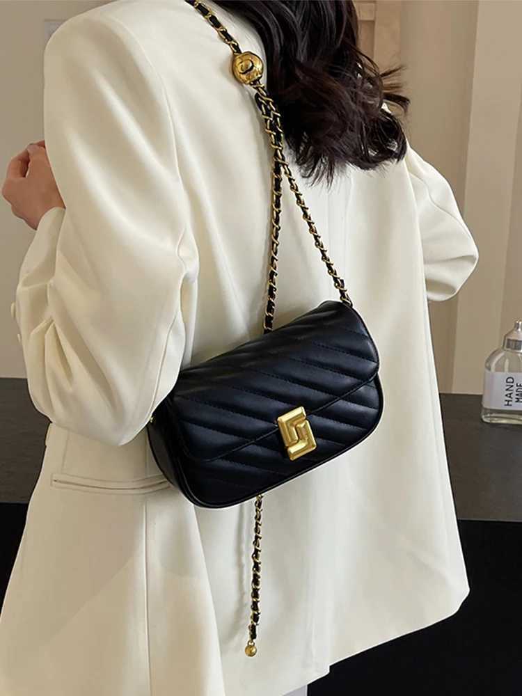 High quality exquisite lock buckle cross body bag 2024 new womens wine red texture chain bottom bag fashionable handbag Z250303