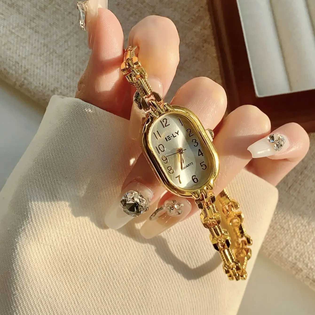 Golden Digital Dial Fashion Luxurious Zircon Retro Style Suitable for Everyday Versatile Birtay PartyXJ250304