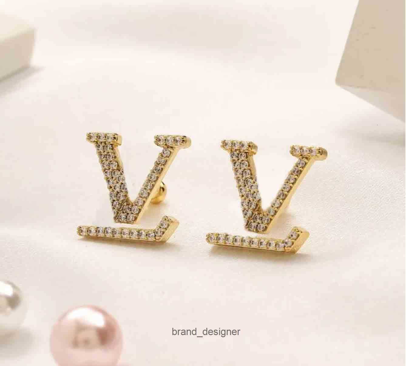 Fashion Pearl Necklace Bracelets Earrings Designer Jewelry Wedding Diamond 18K Gold Plated Platinum Letters pendants necklaces for women vv