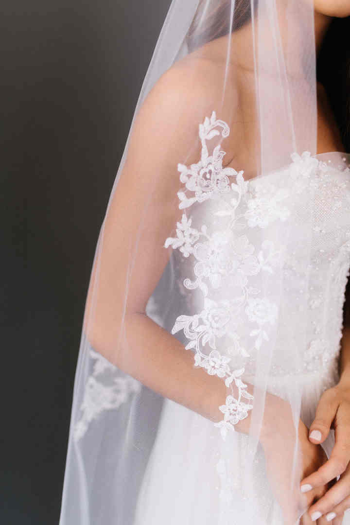 Graceful 3Meters White Ivory Wedding Veils with Appliques Long Lace Edge Bridal Head Veil with Comb For Marriage Bride Women's Accessories Custom
