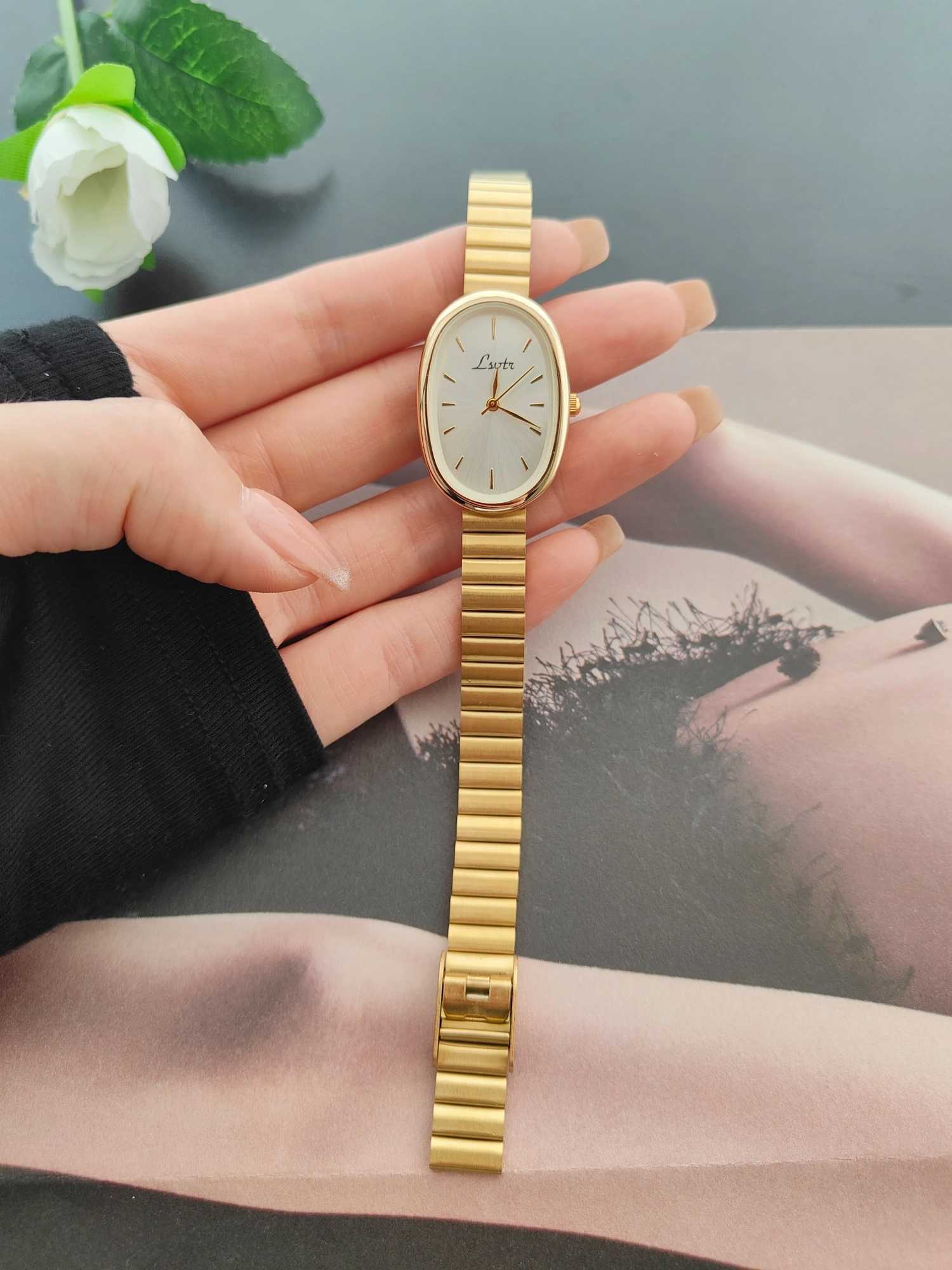 1 new fashionable gold bracelet for women retro luxury fashion simple elegance acceptable luxury elegant version womens quartzXJ250304