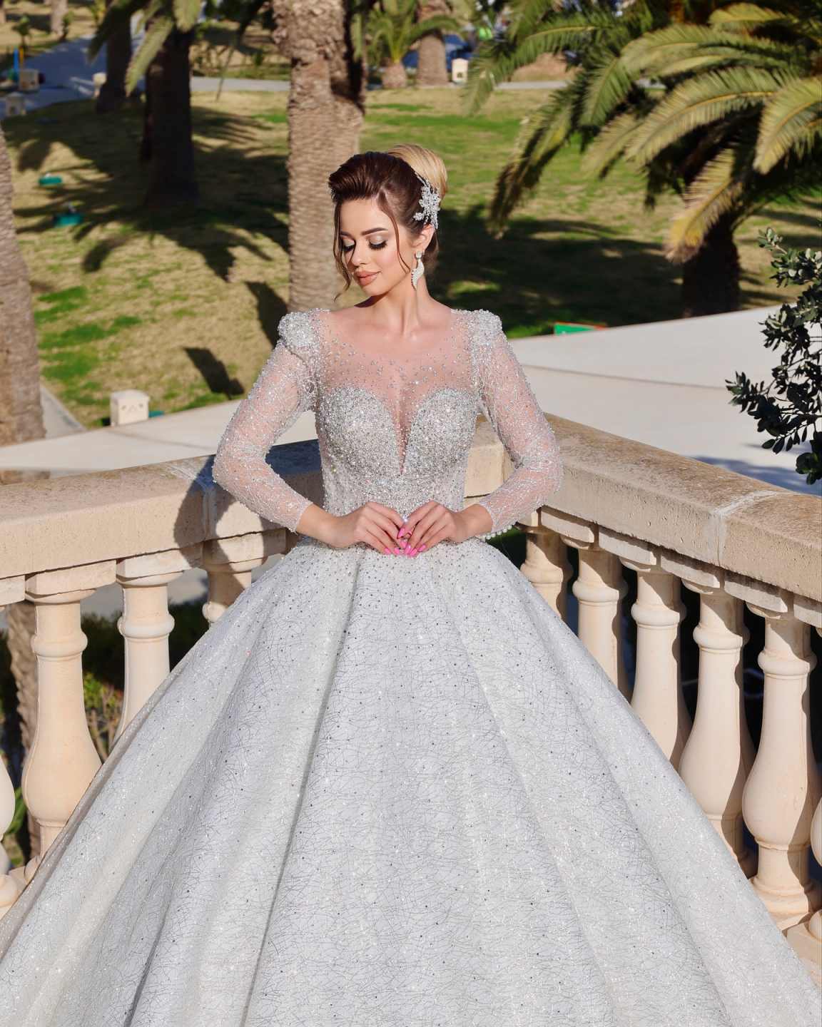 Graceful Wedding Dresses Ball Gown Lace Crystal Appliques Beading with Bling Sequins Floor-Length Court Gown Customized Bridal Gowns Vestidos De Novia