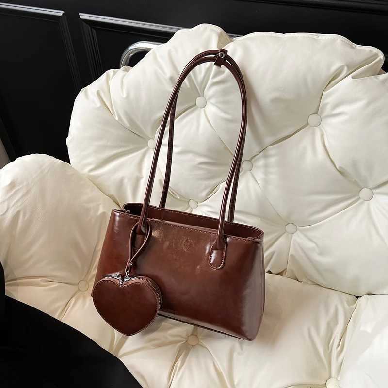 Ladies Red Heart Pendant Handbag Large Capacity Shoulder Bag Vintage Tote Bag Ladies Work Bag with Matching Clutch Z250303