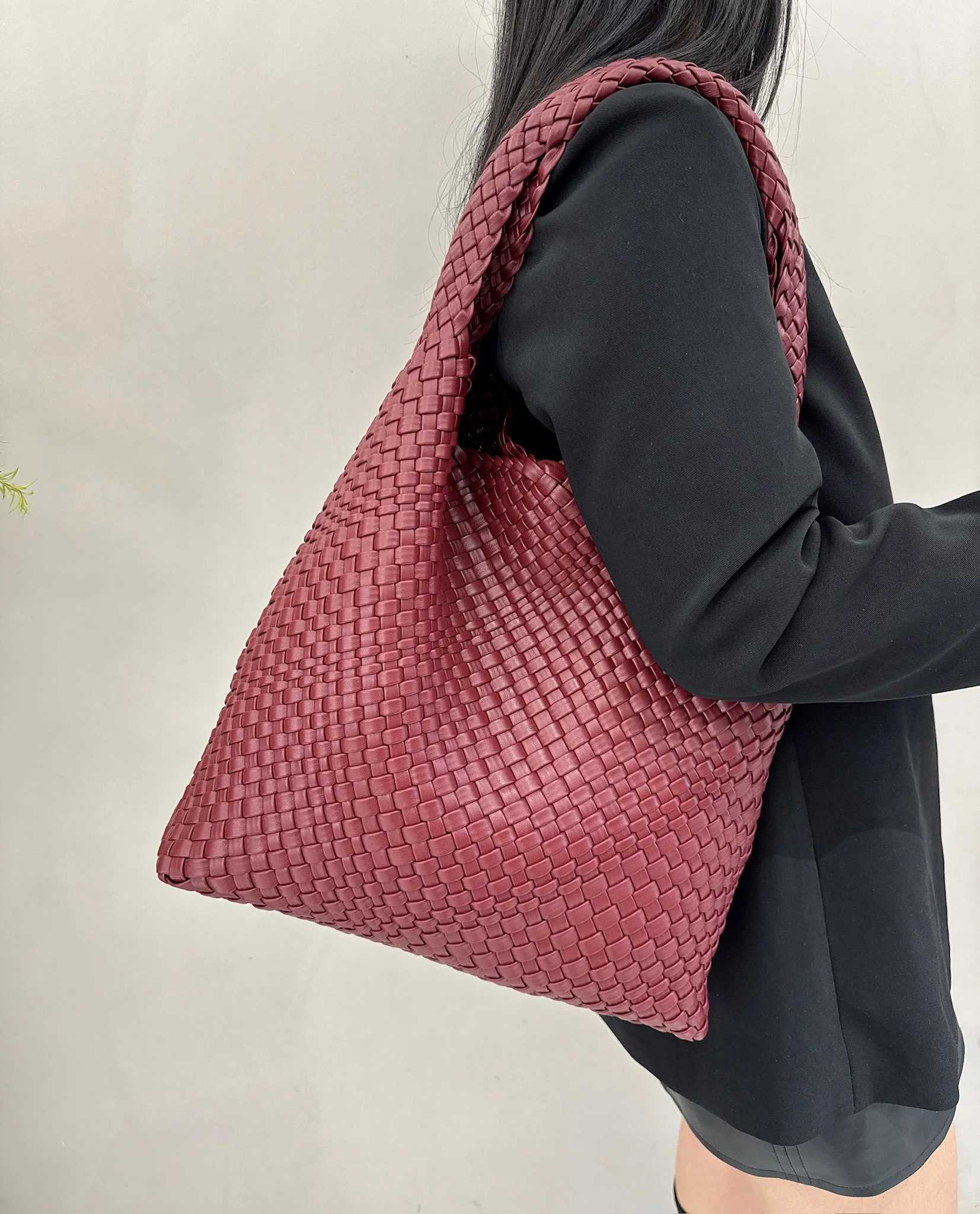 Ladies hand bag Womens fashion bags 2024 Fall and winter Explosive Models Encore red PU Hand-woven shoulder bag for women Z250303
