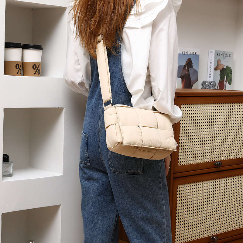 Diagonal Cross Women's New Popular Single Shoulder Niche Woven Bag, High-End Three Grid Space Cotton Bag