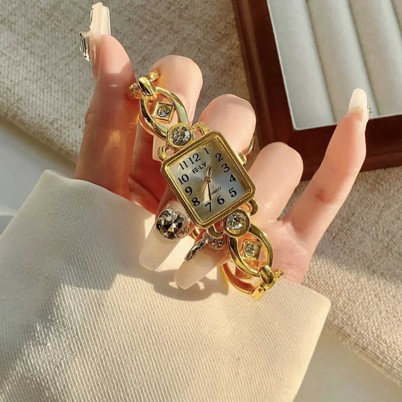 Golden Digital Dial Fashion Luxurious Zircon Retro Style Suitable for Everyday Versatile Birtay PartyXJ250304