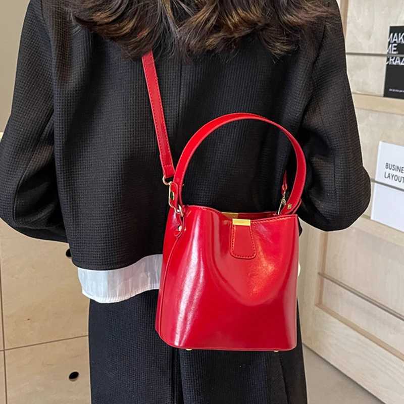 Bags for Women Korean Versatile Bucket Bag 2024 New Large Capacity Crossbody Pouch Luxurious Red Bride Wedding Handbags Z250303