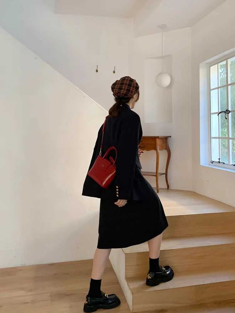 Vintage Womens Red Bag Simple Solid Exquisite Seal Design Female Shoulder Crossbody Bags New Daily Commuter Handbags For Work Z250303