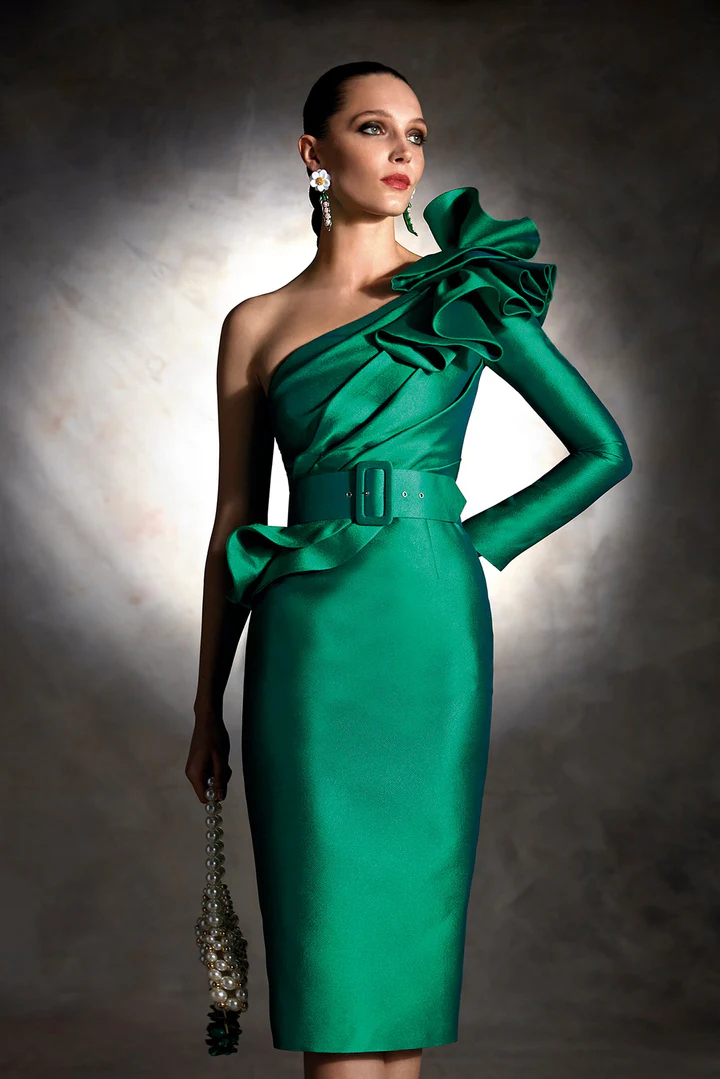 2025 One Shoulder Mother Of The Bride Dresses Sheath Knee Length Emerald Green Satin Wedding Guest Dress With Buttons Design Pleats Ruched Simple Form