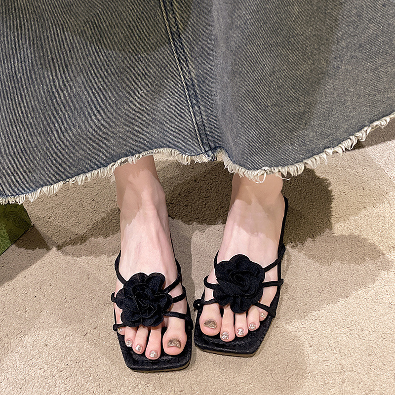 2025 new internet celebrity fairy French flat flower one-piece designer women's summer new Korean style cool slippers trendy casual slippers