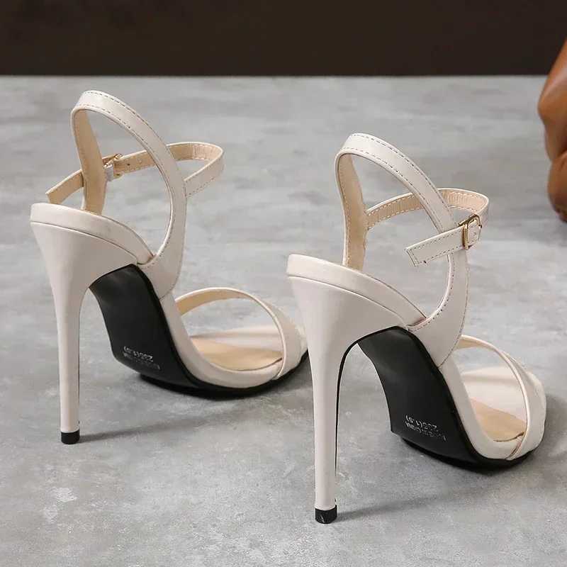 Summer New Large Size Sandals Comfortable Fiable e Word Buckle Open Toe High Heel Stiletto Shoes Outdoor Sexy Womens ShoesXJ2500305