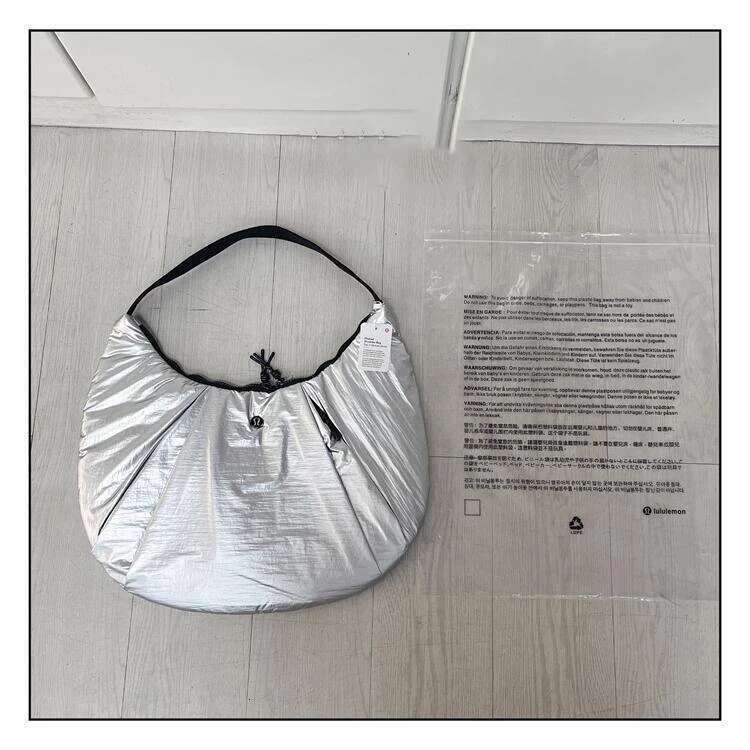 2025 New Net Red Niche Croissant Waterproof Nylon Underarm Lightweight Large Capacity Dumpg Bag High Quality