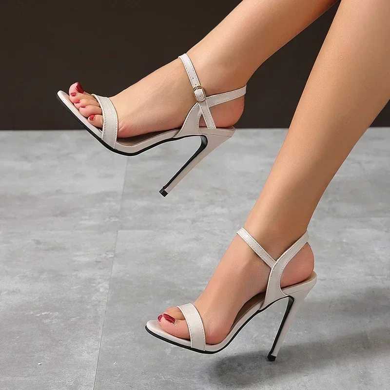 Summer New Large Size Sandals Comfortable Fiable e Word Buckle Open Toe High Heel Stiletto Shoes Outdoor Sexy Womens ShoesXJ2500305