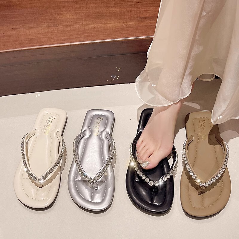 The new beach flip flops for summer 2025 are suitable for women to wear outdoors, with a luxurious flat bottom anti slip vacation designer women'