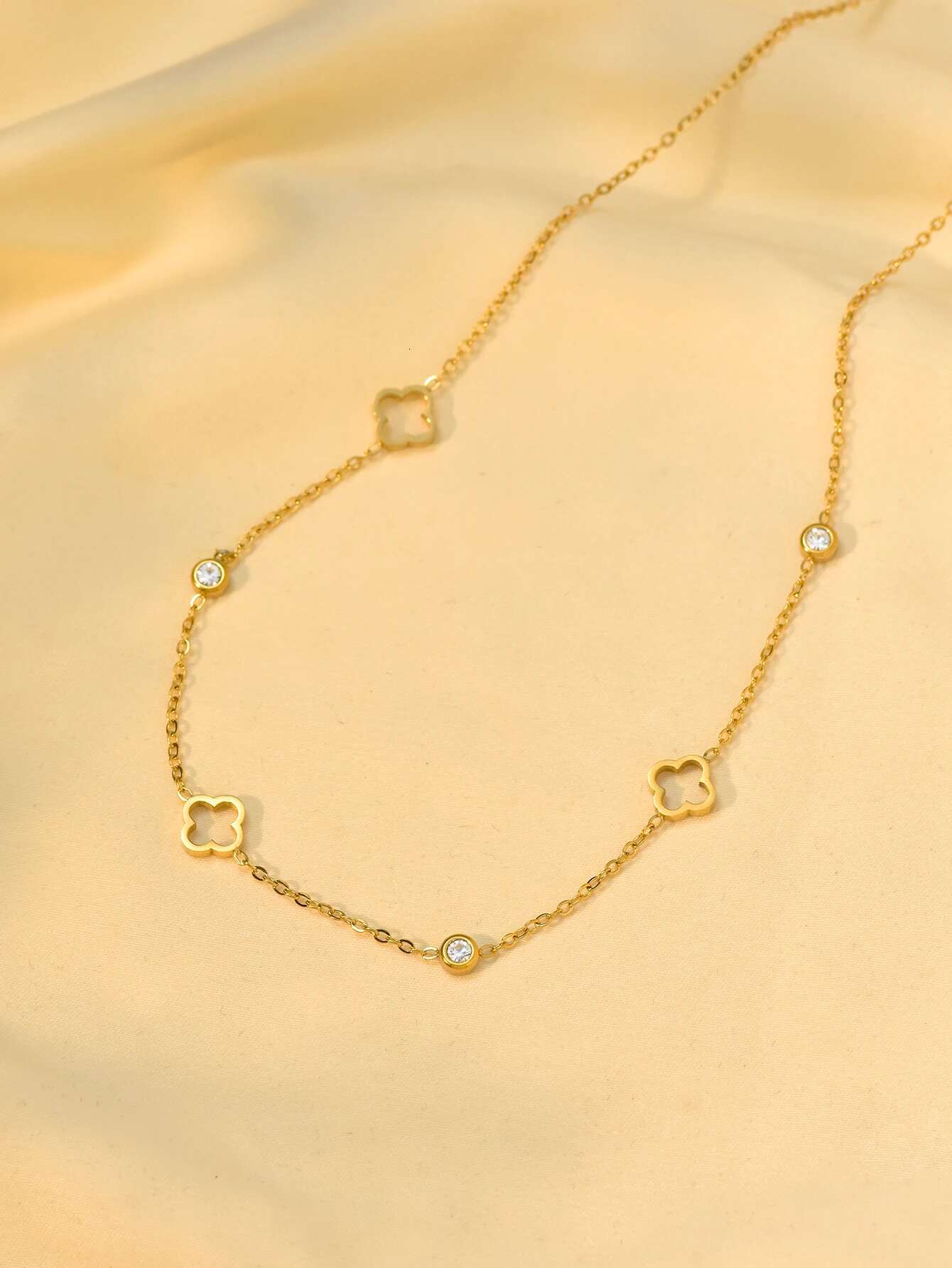 1Pcs Simple Stainless Golden Steel Women Clover wers Three Dias Necklace Suitable for female friends