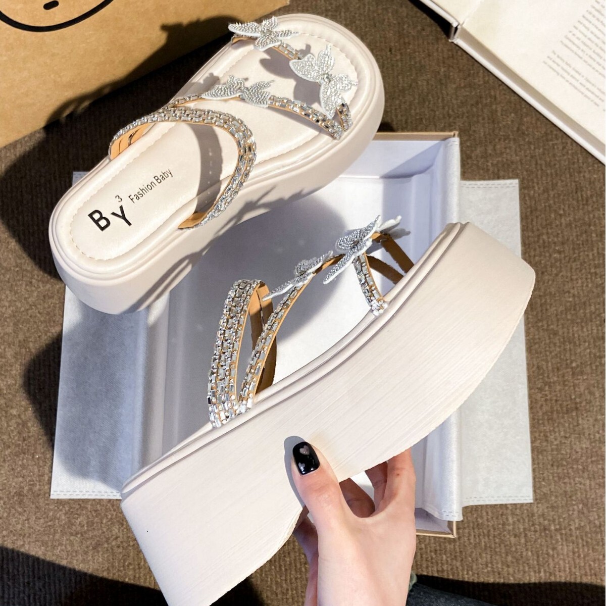 2025 Celebrity Stunning Fairy Style Sandals for Summer Wearing Beach Butterfly Rhinestone New Slippers Straight Dragging Designer Trendy Casual Sandal