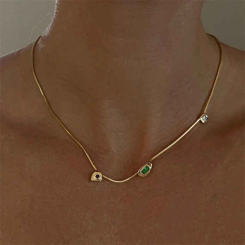 French retro three zircon pendant necklace high-end personalized fashion simple and exquisite necklace jewelry 250228