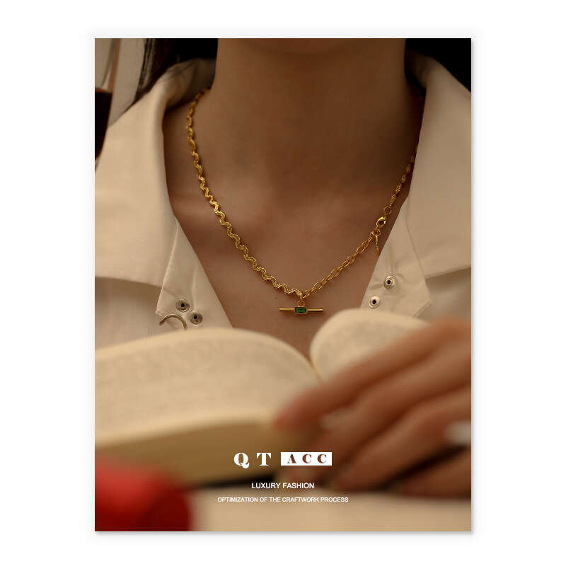 Brass plated with genuine gold, Korean niche style curved chain design, emerald zircon necklace for women in autumn and winter