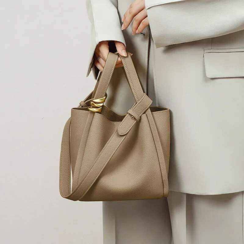 Bag 2025 New Women's Bucket Bag Autumn/Winter Single Shoulder Large Capacity Leather Carrying Basket
