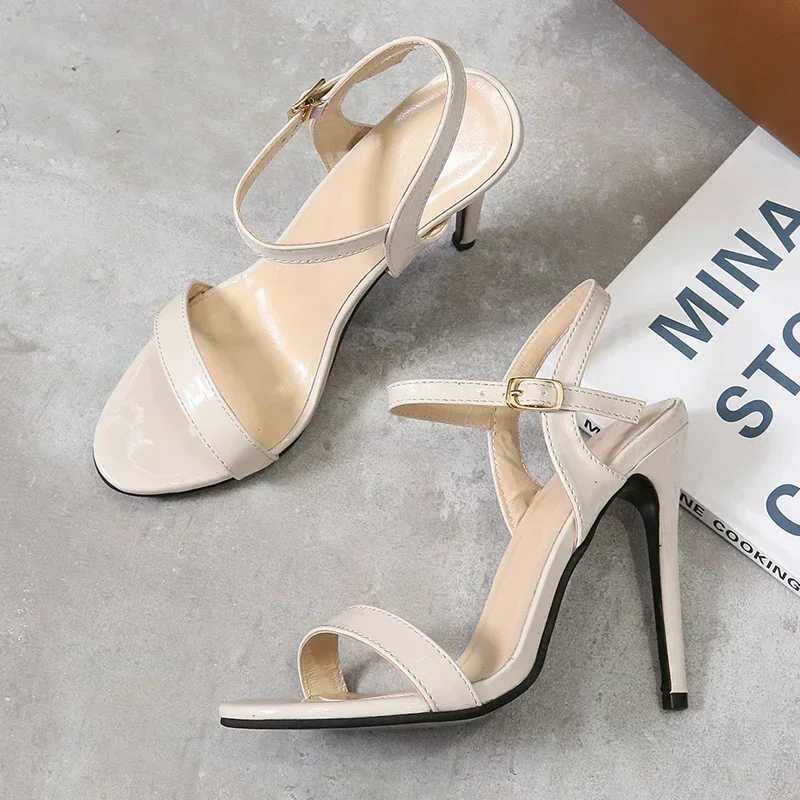 Summer New Large Size Sandals Comfortable Fiable e Word Buckle Open Toe High Heel Stiletto Shoes Outdoor Sexy Womens ShoesXJ2500305